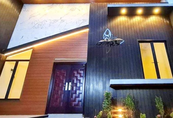 Pintu rumah dengan aksen baja yang modern